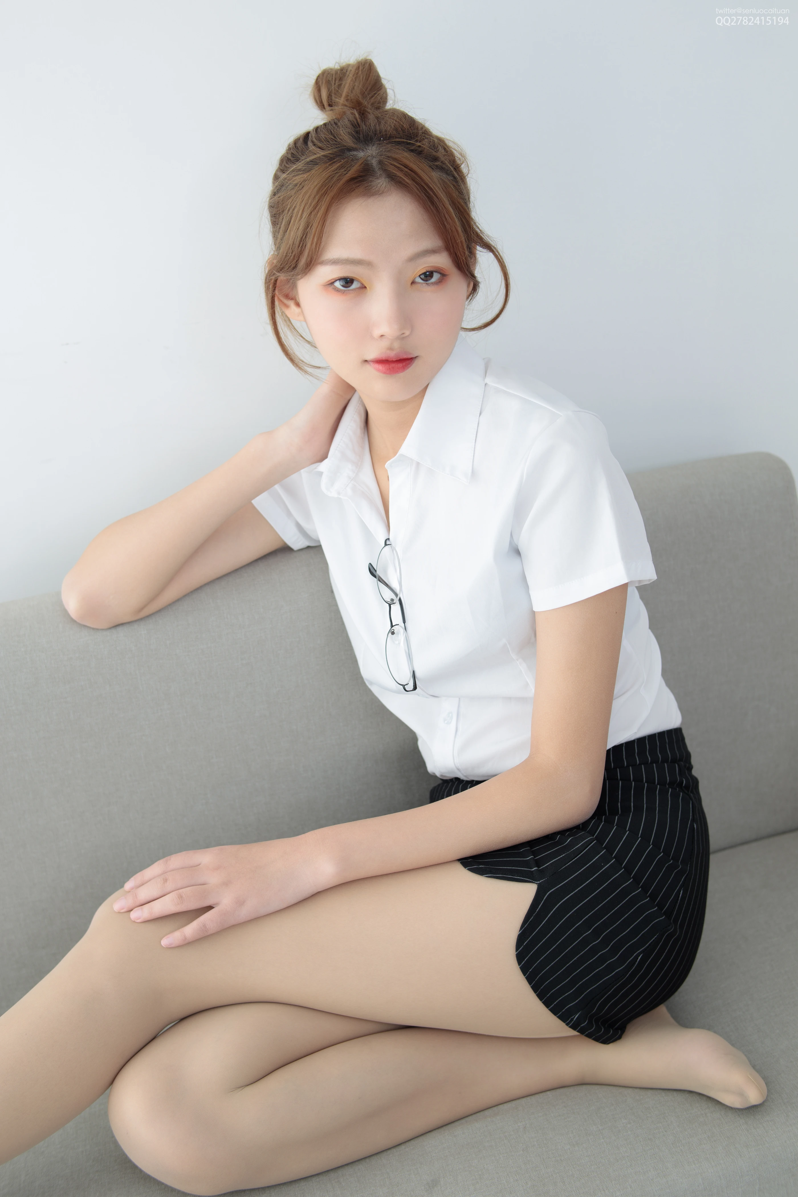 森萝财团 JKFUN-037《OL一定要搭配眼镜》50D肉丝 [63P 1V]插图3